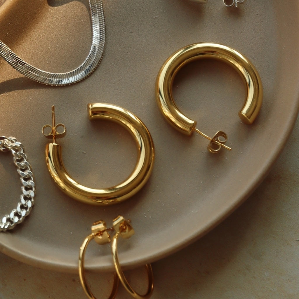 LULU Copenhagen Non Hoops Chunky Medium pair shiny Hoops Gold plated