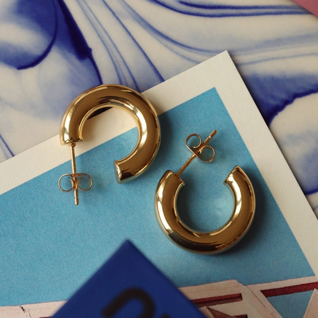 LULU Copenhagen Non Hoops Chunky Small pair shiny Hoops Gold plated