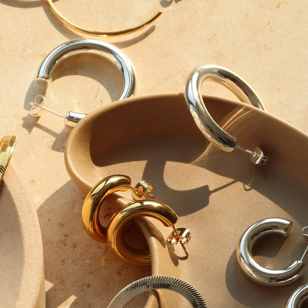 LULU Copenhagen Non Hoops Chunky Small pair shiny Hoops Gold plated