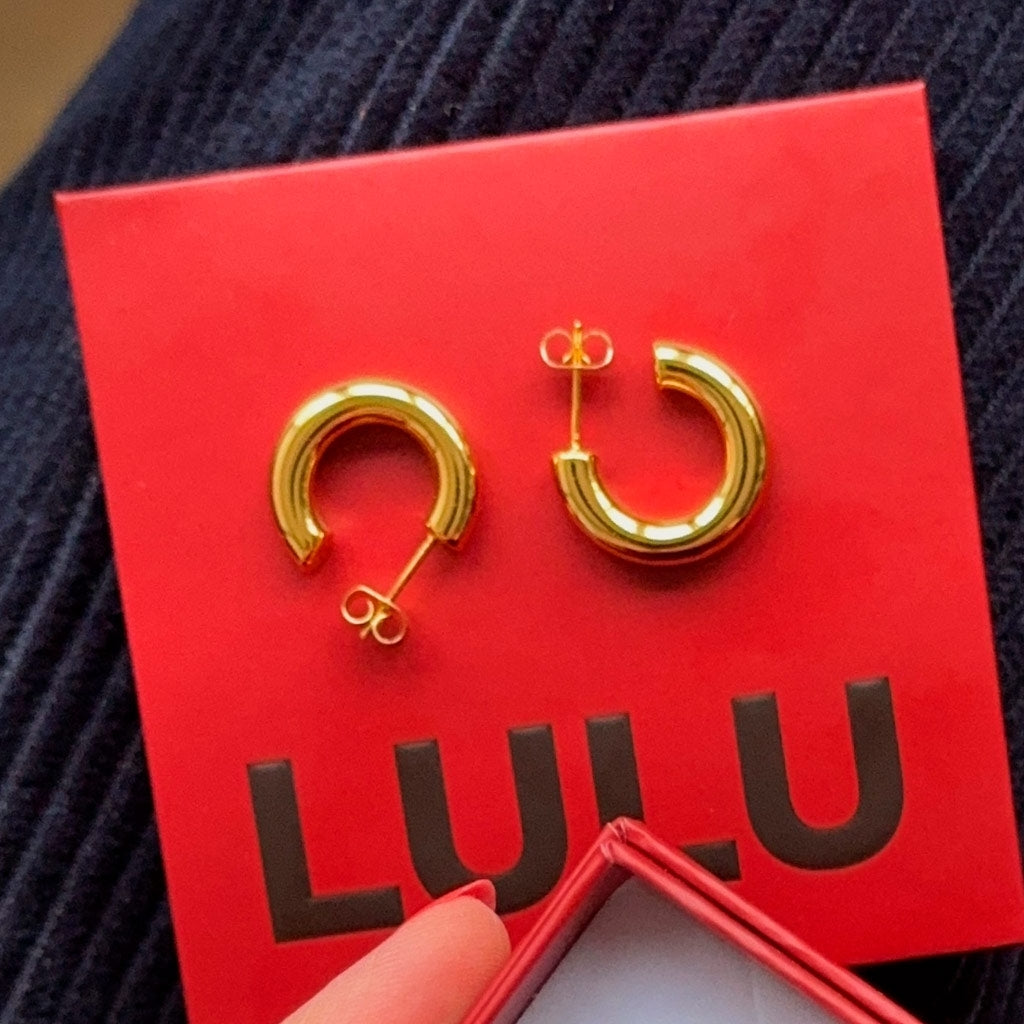 LULU Copenhagen Non Hoops Chunky Small pair shiny Hoops Gold plated