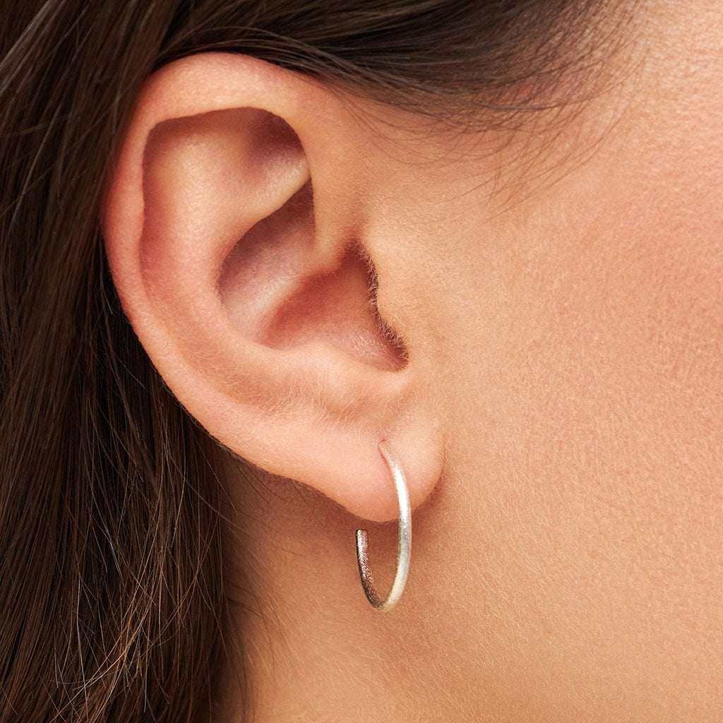 LULU Copenhagen Non Hoops Medium pair Hoops Silver Plated