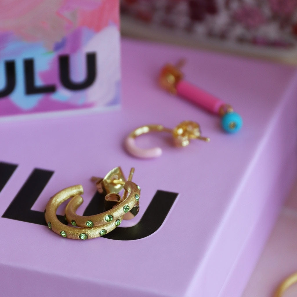 LULU Copenhagen OMG Hoops Small pair gold plated Hoops Crystal Green