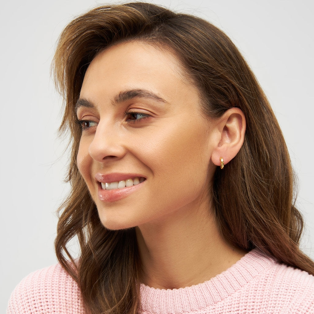 LULU Copenhagen Swirl Hoops Small pair Hoops Gold plated