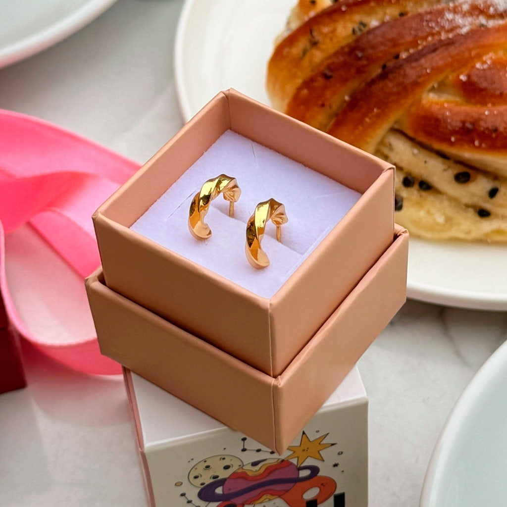 LULU Copenhagen Swirl Hoops Small pair Hoops Gold plated