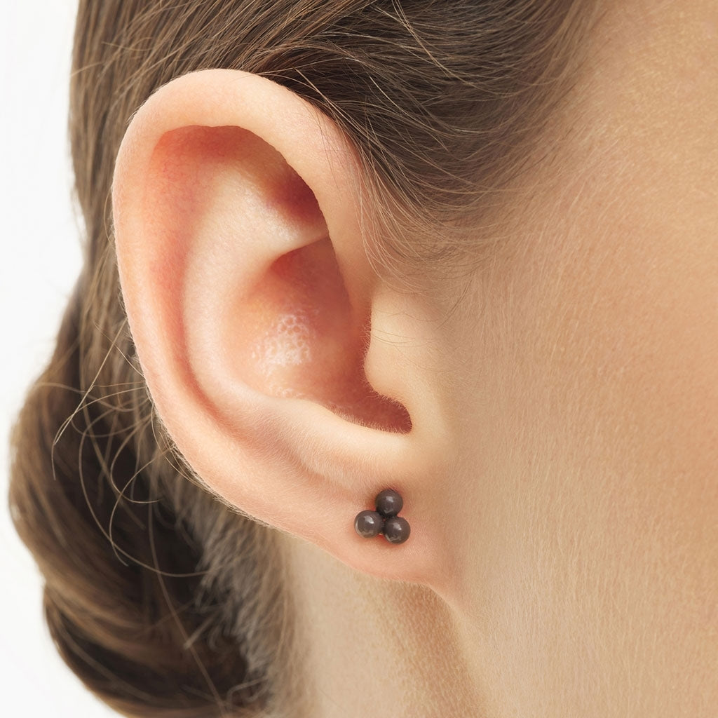LULU Copenhagen Trio earring 1 pcs - enamel Ear stud, 1 pcs Cocoa Powder