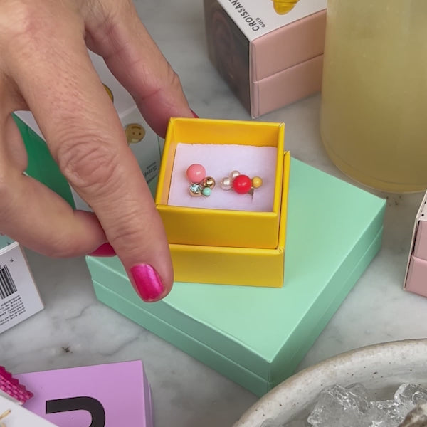 LULU Copenhagen Bouquet Red earring 1 pcs Ear stud, 1 pcs Gold plated - Video preview