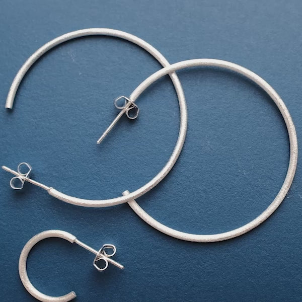 LULU Copenhagen Non Hoops Large pair Hoops Gold plated - Video preview