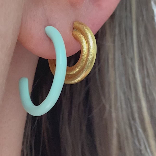 LULU Copenhagen Color Hoops Medium pair Hoops Willow Green - Video preview