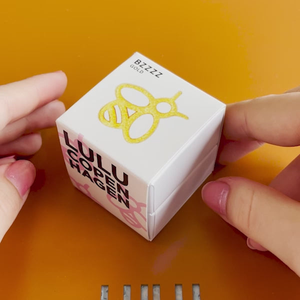 LULU Copenhagen Bzzzz earring 1 pcs Ear stud, 1 pcs Gold plated - Video preview